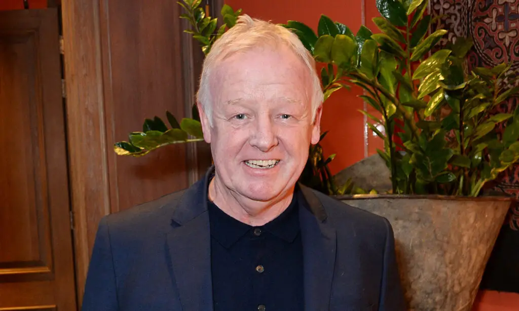 Les Dennis Social Media Presence