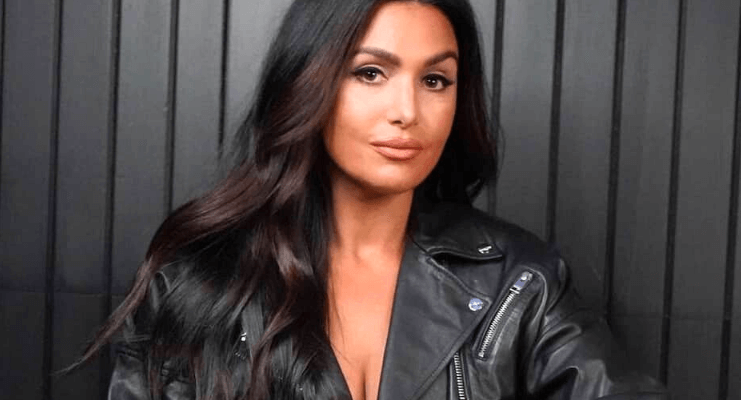 Molly-Qerim-Pose